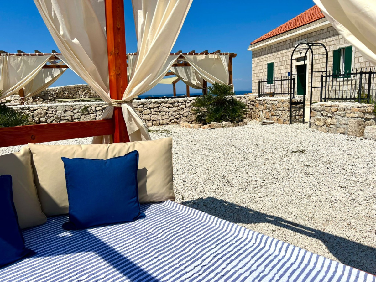 Villa Vis Light House