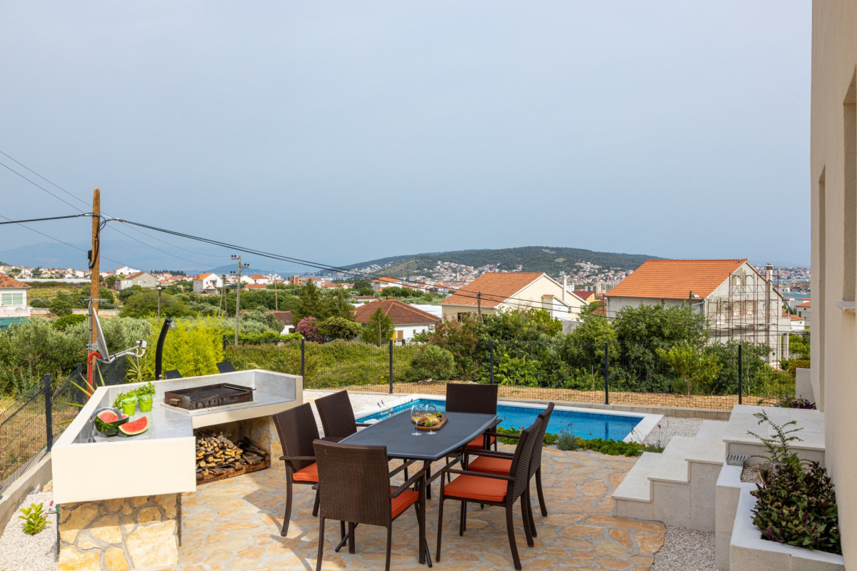 Villa West