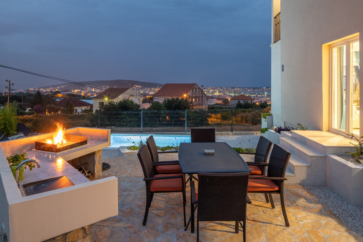 Villa West