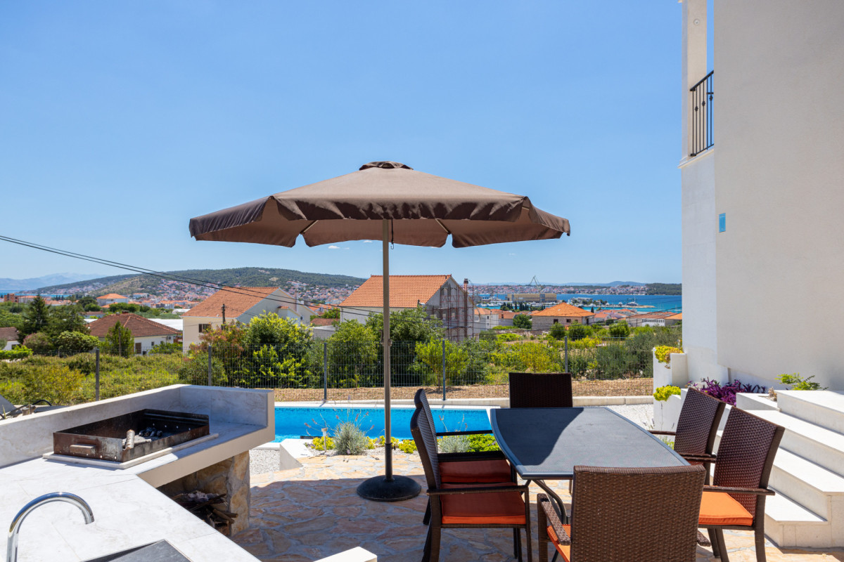 Villa West