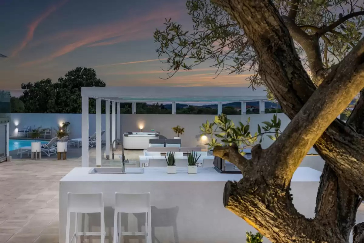 Villa White Garden