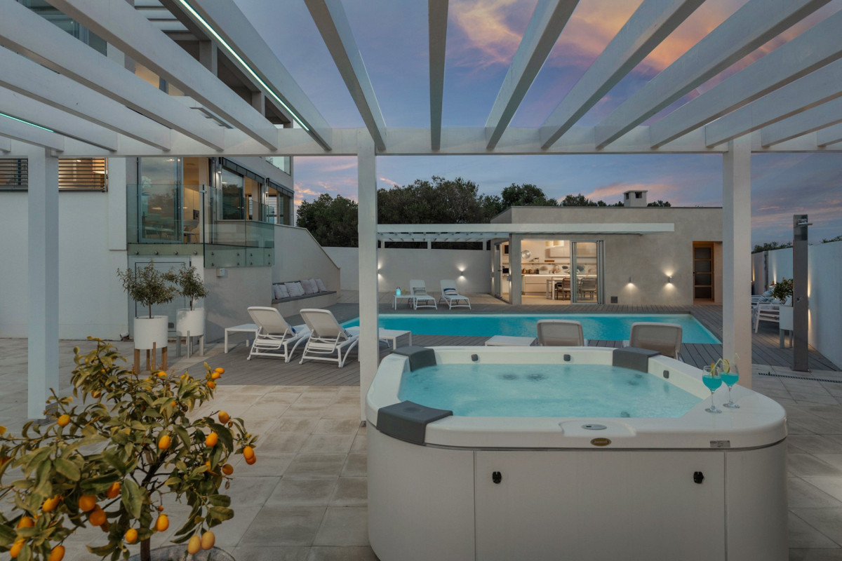Villa White Garden