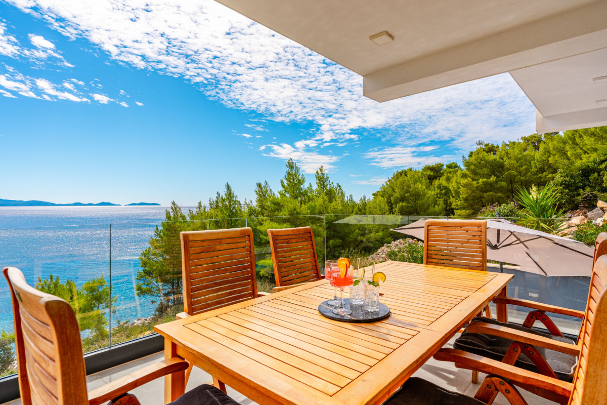 Villa White House
