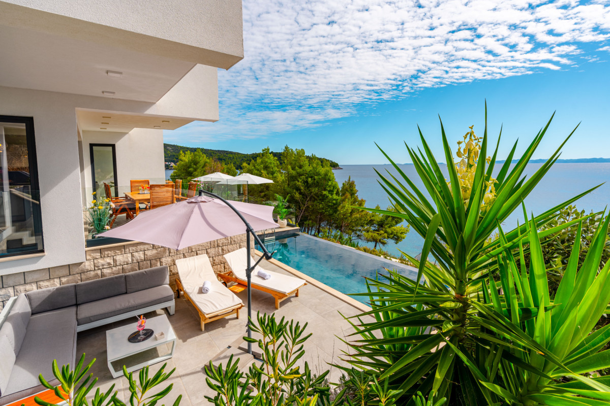 Villa White House