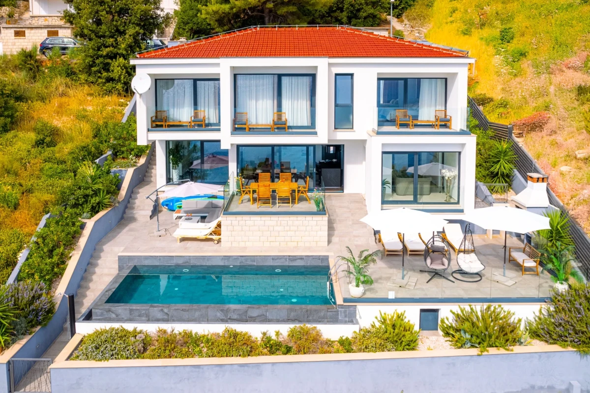 Villa White House