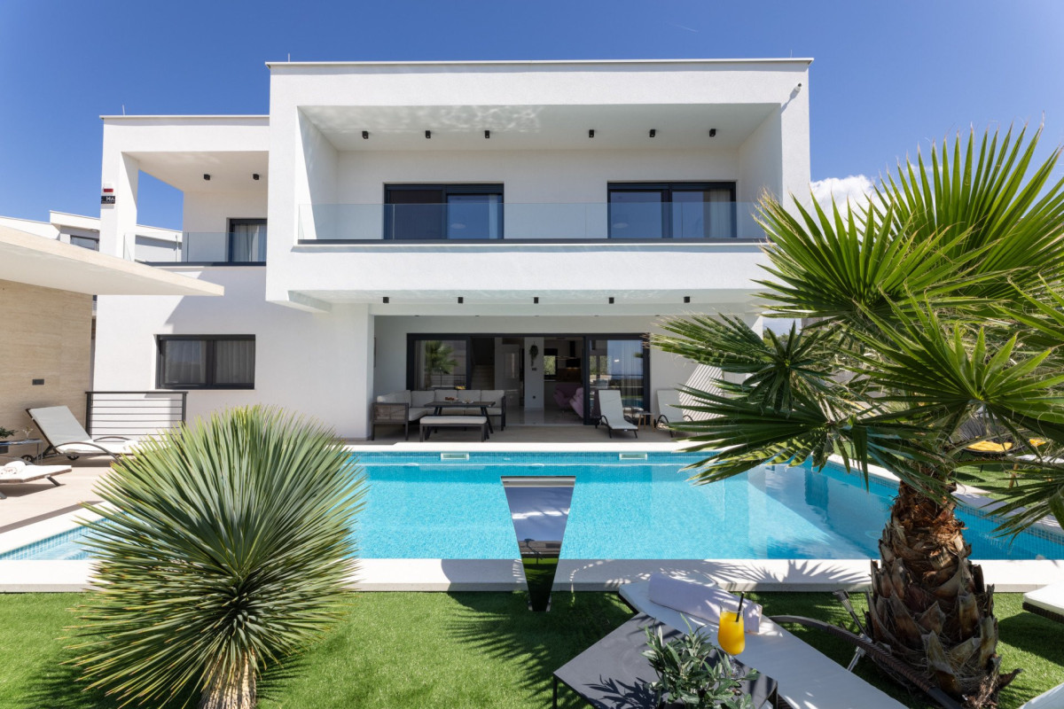 Villa Golden Shine