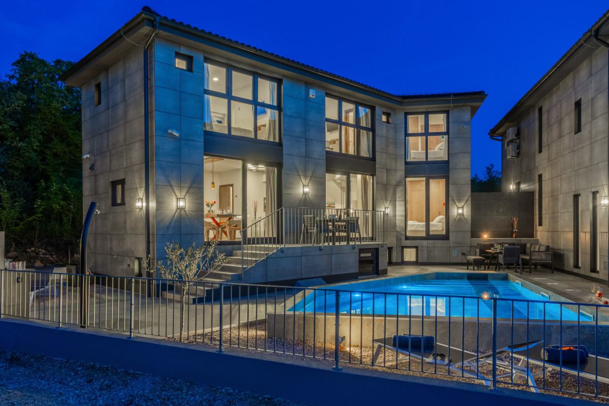 Lussuosa Villa Signature Krk con piscina riscaldata e interni illuminati.