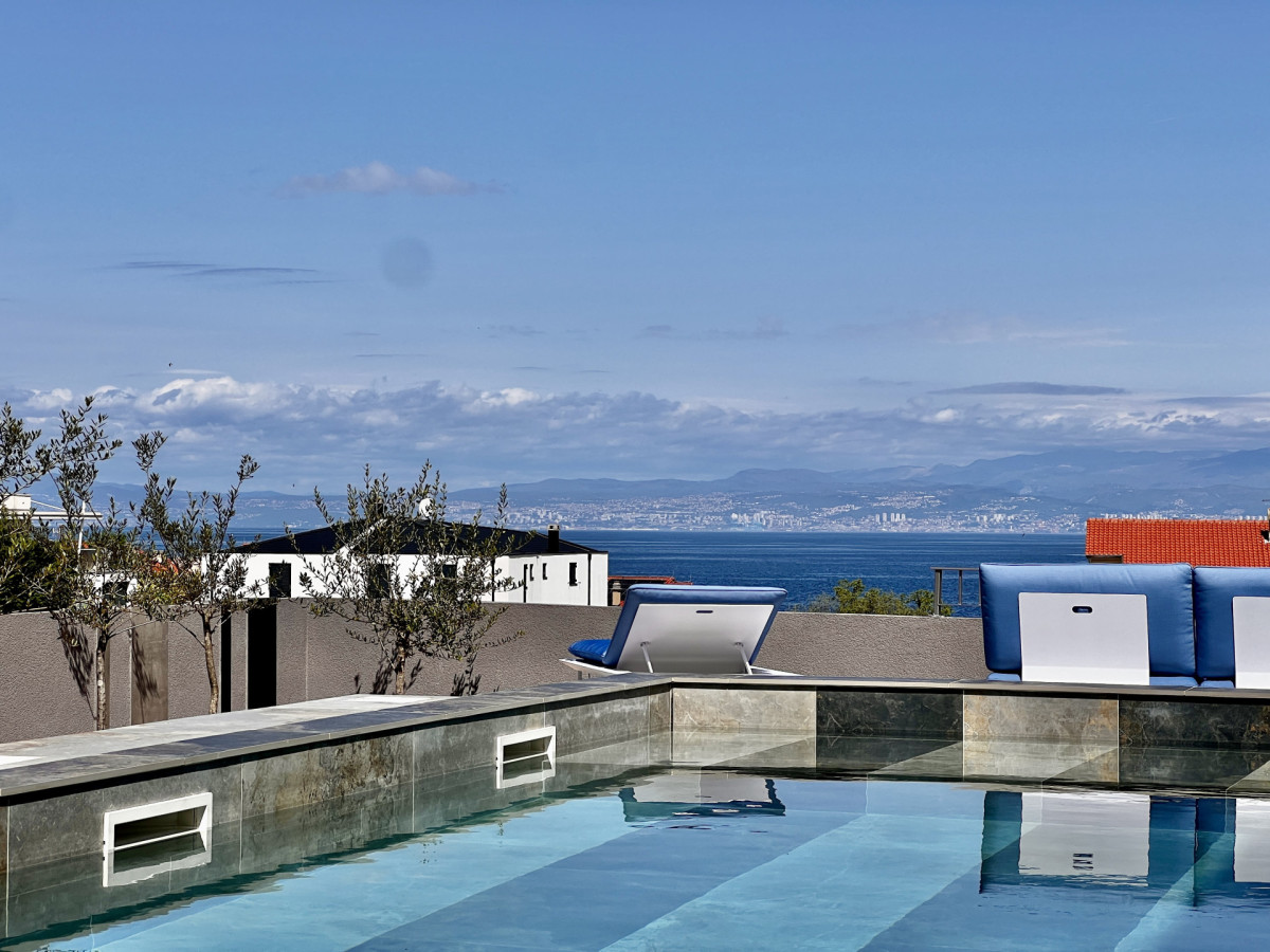 Splendida piscina riscaldata presso Villa Signature Krk, che offre una vista panoramica mozzafiato sul Mare Adriatico e sulla costa.