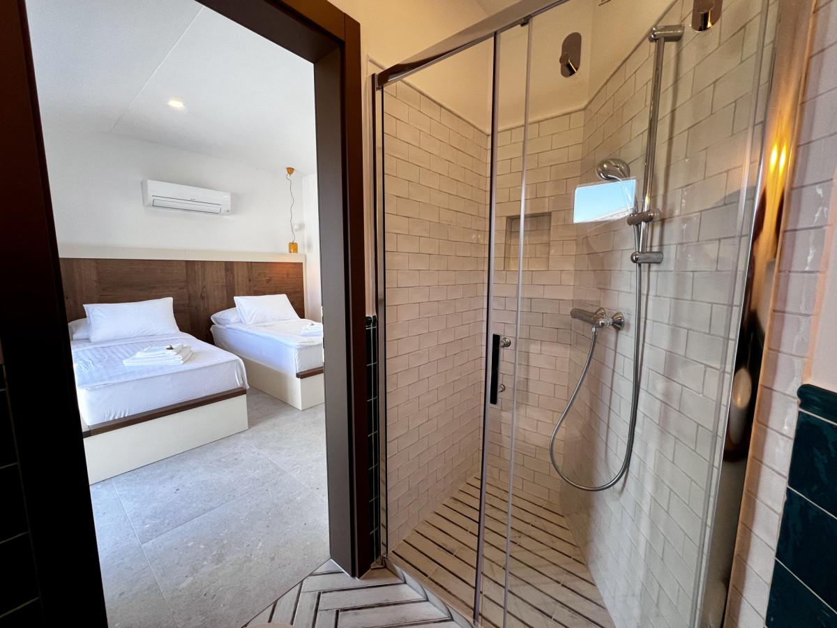 Moderno bagno en-suite presso Villa Signature Krk, con doccia walk-in con piastrelle diamantate e una vista chiara sulla pulita camera doppia.