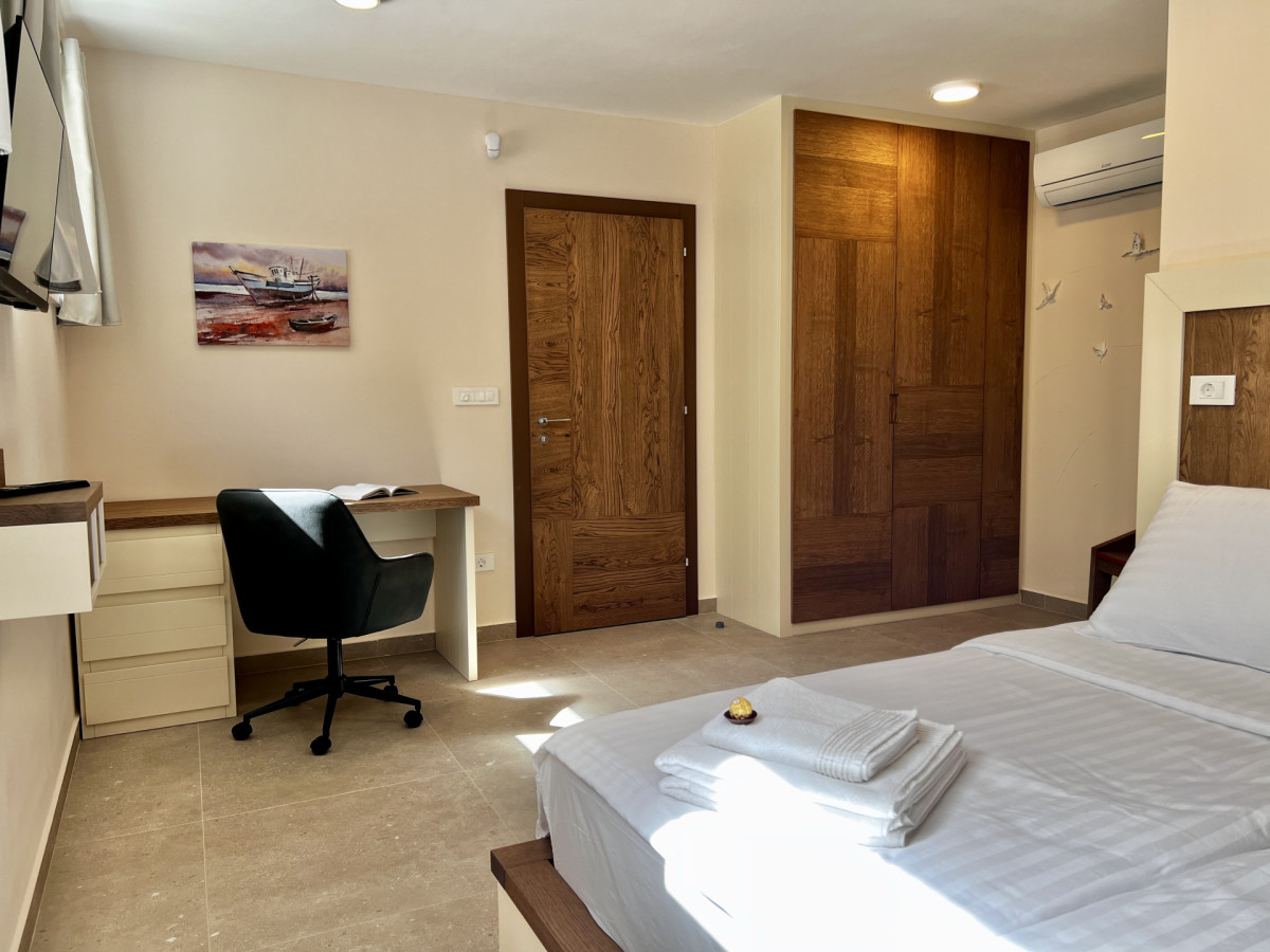 Moderna camera da letto presso Villa Signature Krk con uno spazio di lavoro dedicato.