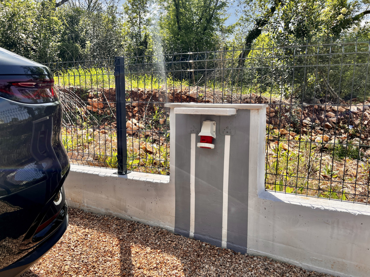Stazione di ricarica per veicoli elettrici presso Villa Signature Krk.
