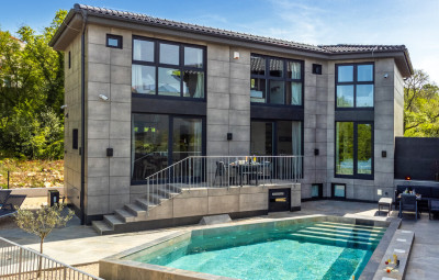 Moderne Villa Signature Krk med privat opvarmet pool på Krk.