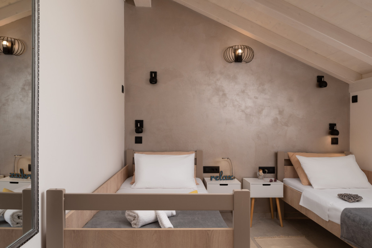 A curated twin room of villa Utopia