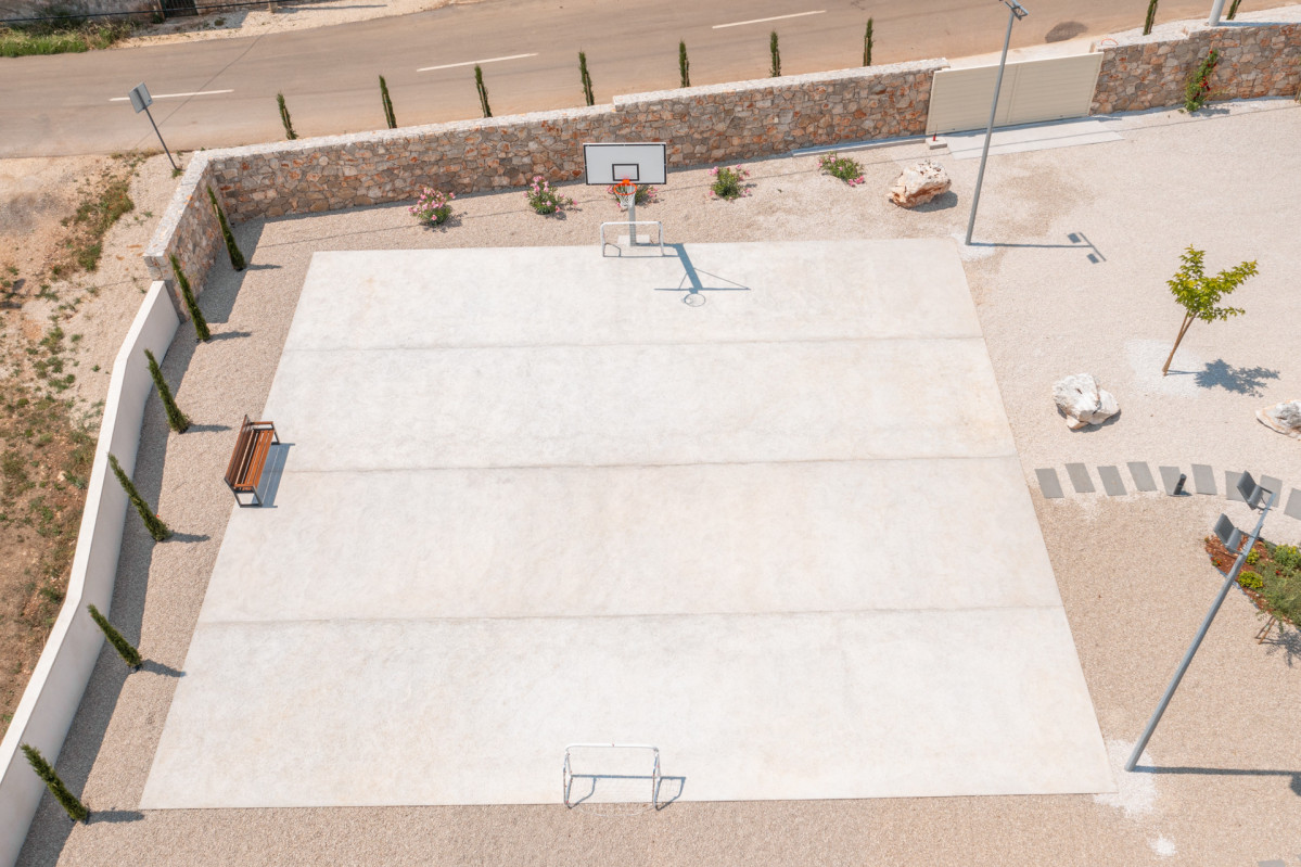 Multi-purpose Outdoor Sports Court with Basketball and Soccer Goals