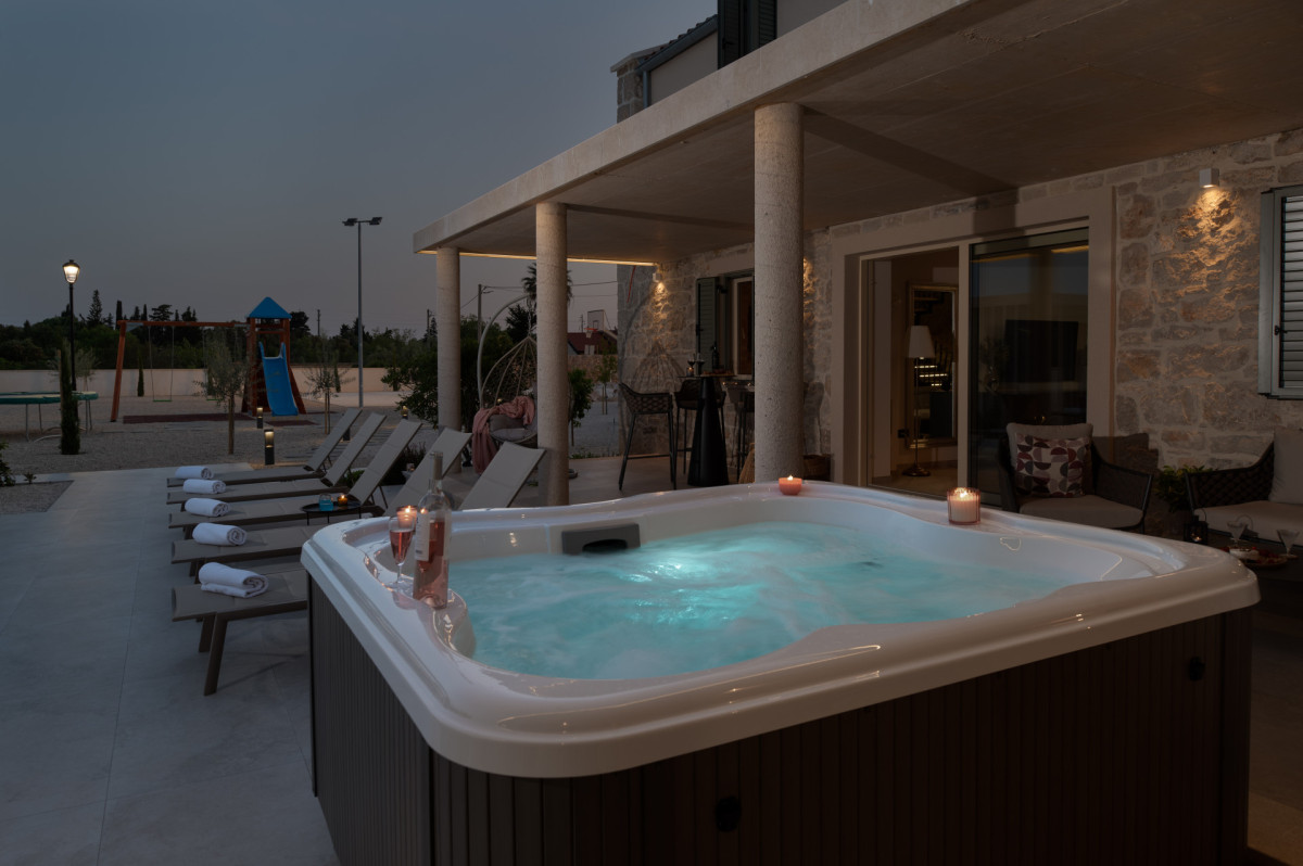 Villa Utopia: Unwind under the evening sky in high-end jacuzzi