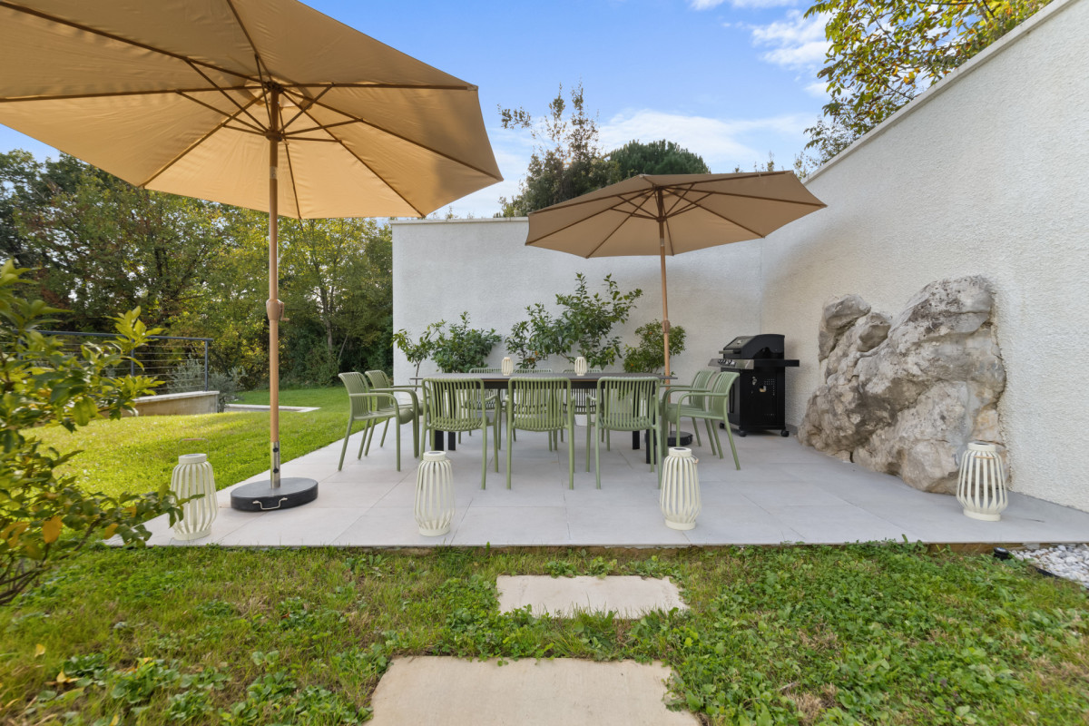Außenterrasse mit Grillplatz und großem Esstisch in der Villa Casa Calme.