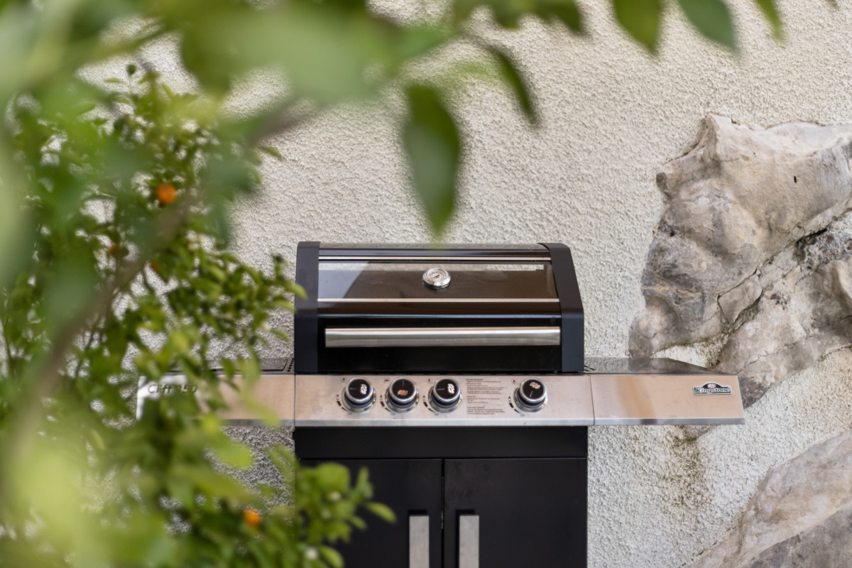 Hochwertiger Kingstone Cliff 350 Gasgrill auf der Terrasse der Villa Casa Calme.