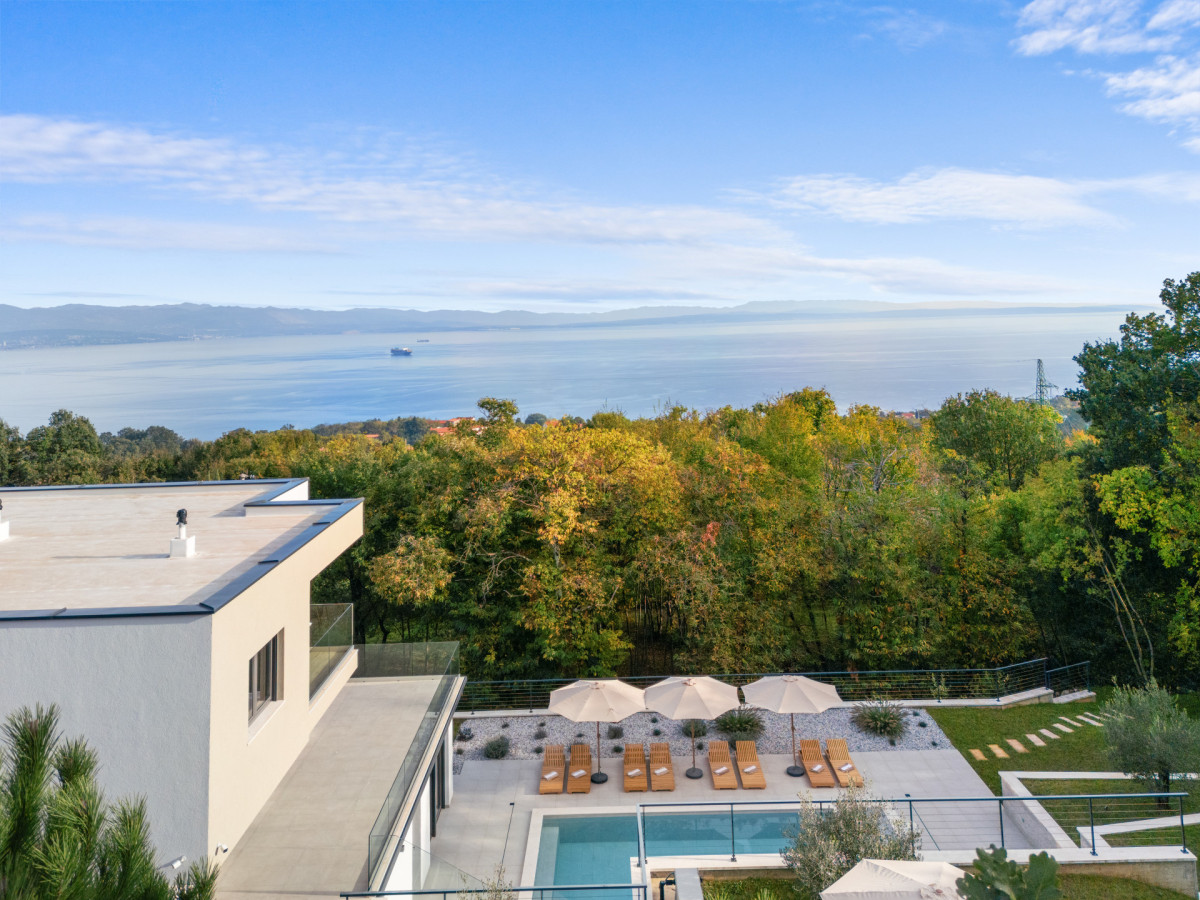 Atemberaubender Panorama-Meerblick von der Villa Casa Calme über die Adriaküste, mit einem privaten Swimmingpool und einer sonnendurchfluteten Terrasse im Vordergrund.