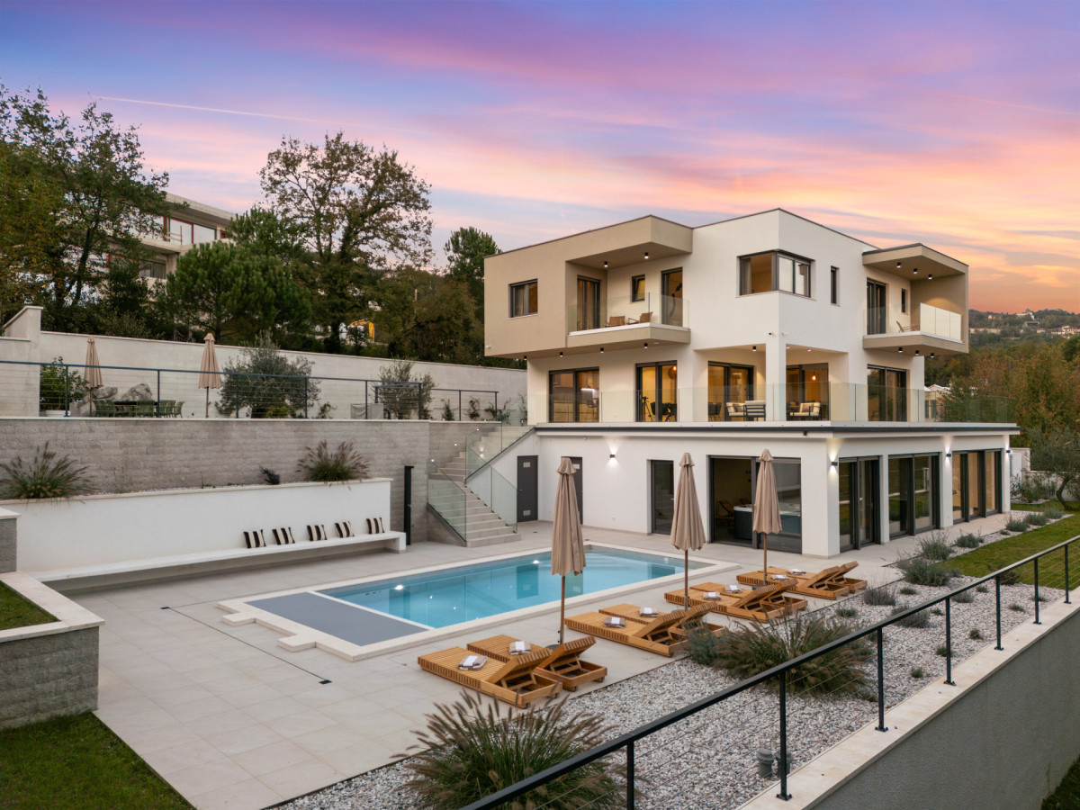 Zeitgenössische Luxusvilla Casa Calme mit abgestuften Terrassen, einem privaten Pool mit Holzliegen und weitläufigen Glasbalkonen.