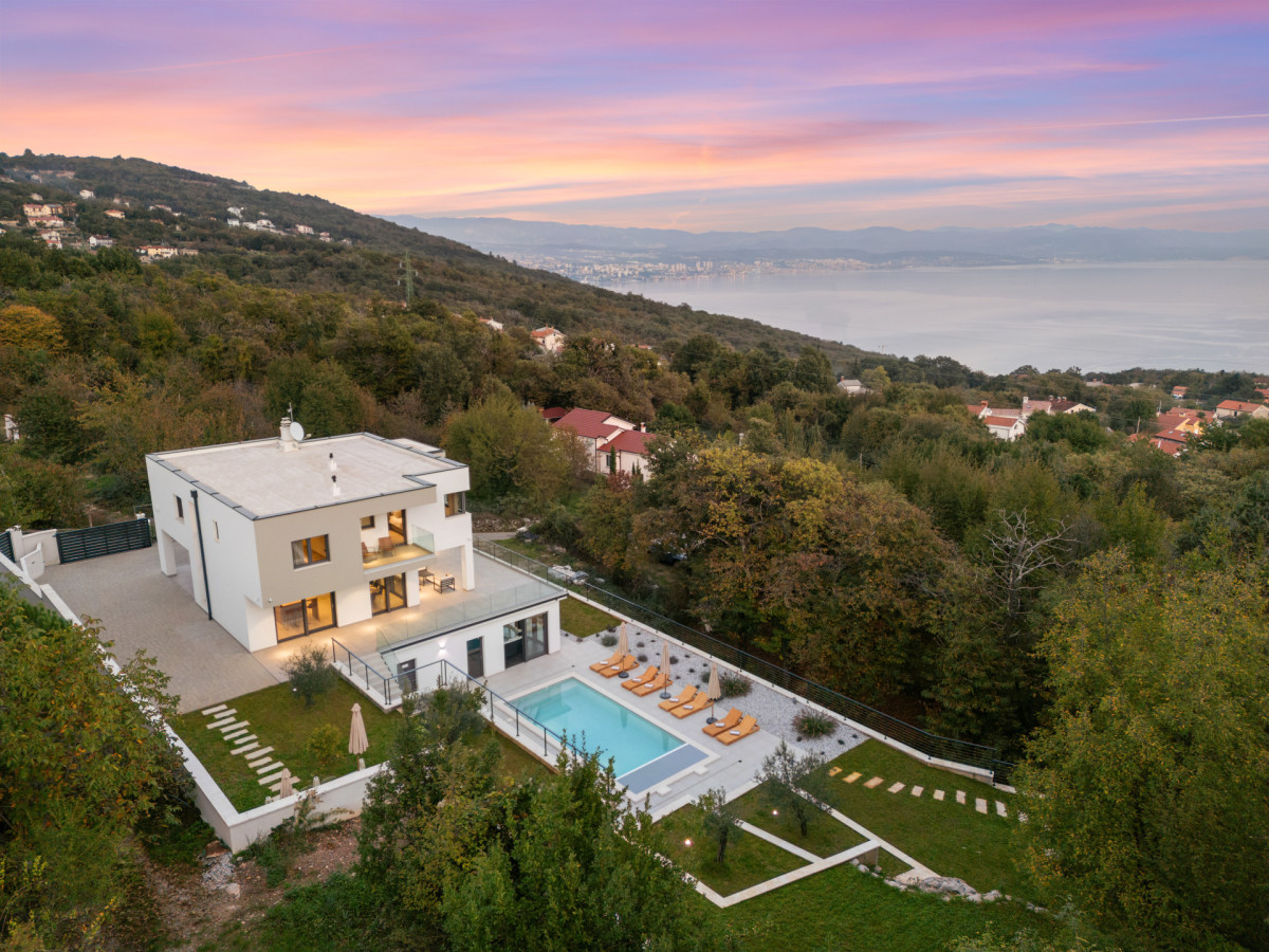 Luftaufnahme der Villa Casa Calme nahe Opatija im Panoramablick