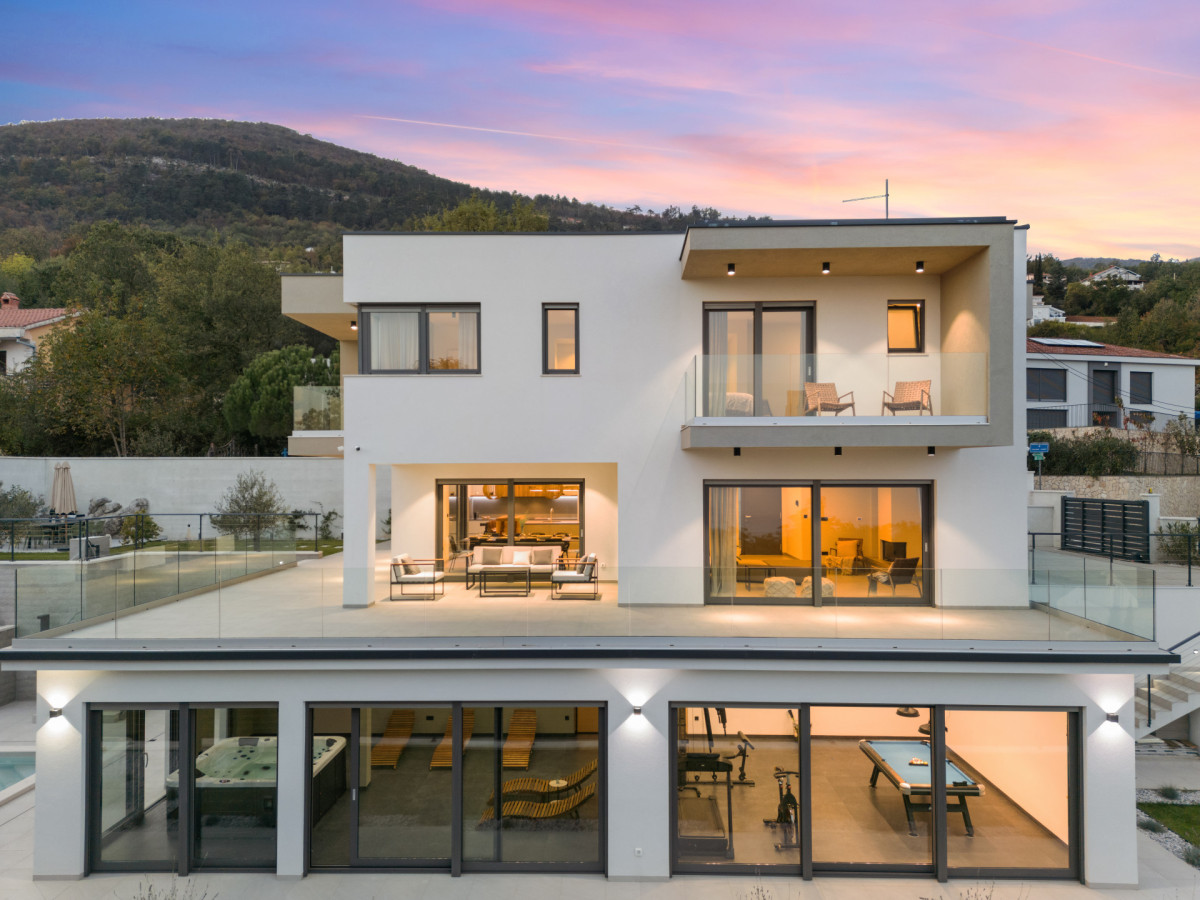Rückansicht der Villa Casa Calme mit privatem Spa-Bereich inklusive Whirlpool, einem Fitnessraum sowie einem Spielzimmer mit Billardtisch.