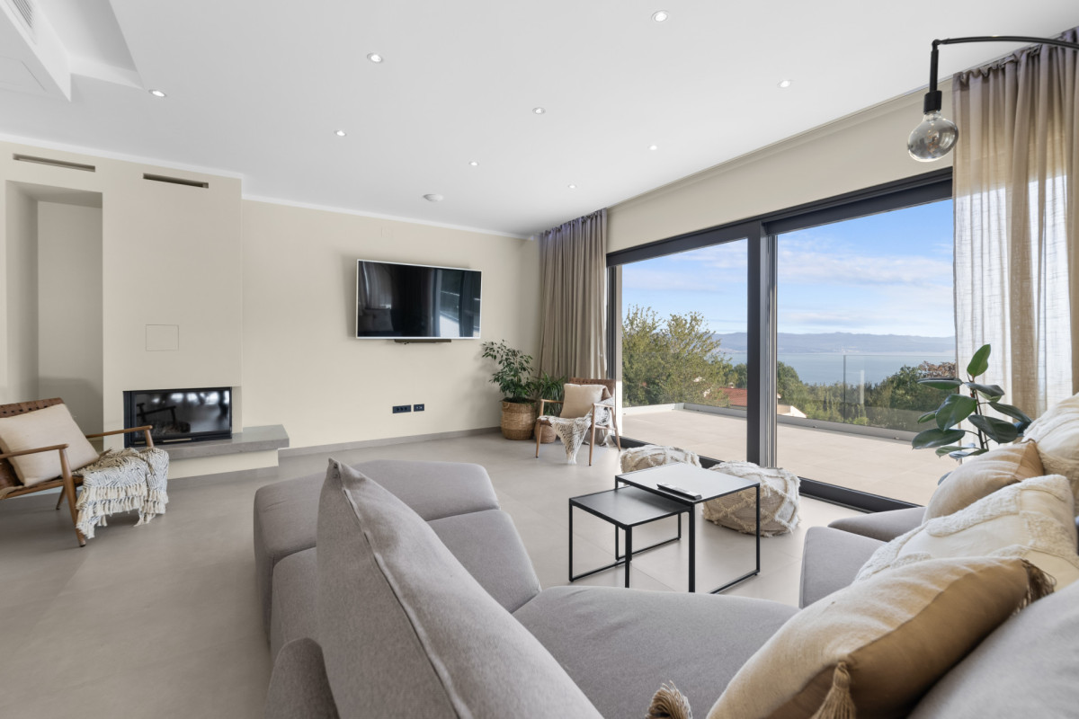 Großzügiges Wohnzimmer mit Kamin und Meerblick-Terrasse in der luxuriösen Villa Casa Calme.