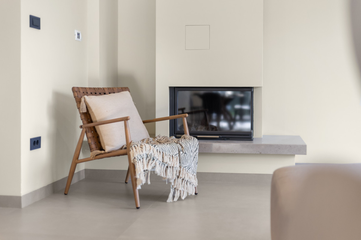 Moderner Kamin und ein komfortabler Sitzbereich im Inneren der luxuriösen Villa Casa Calme.