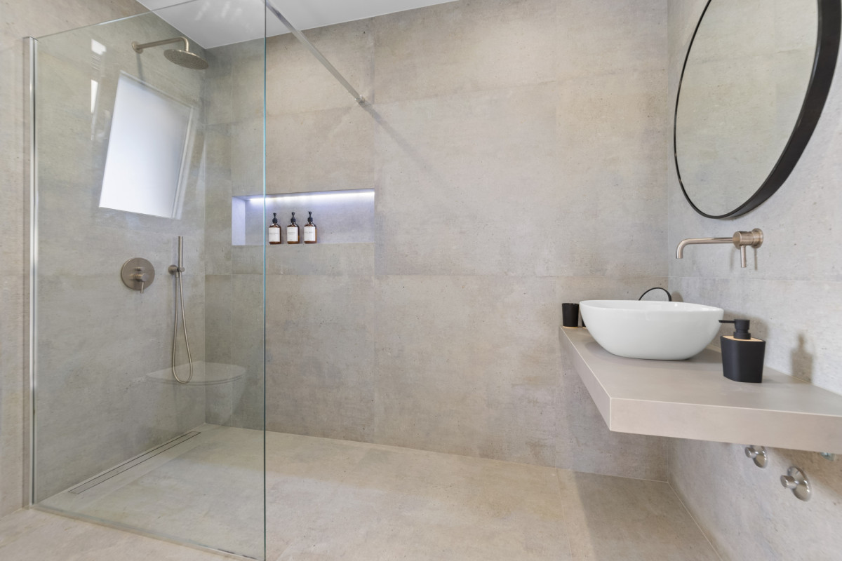 Modernes En-Suite-Badezimmer in der Villa Casa Calme mit einer begehbaren Dusche und einem zeitgemäßen Waschtisch.
