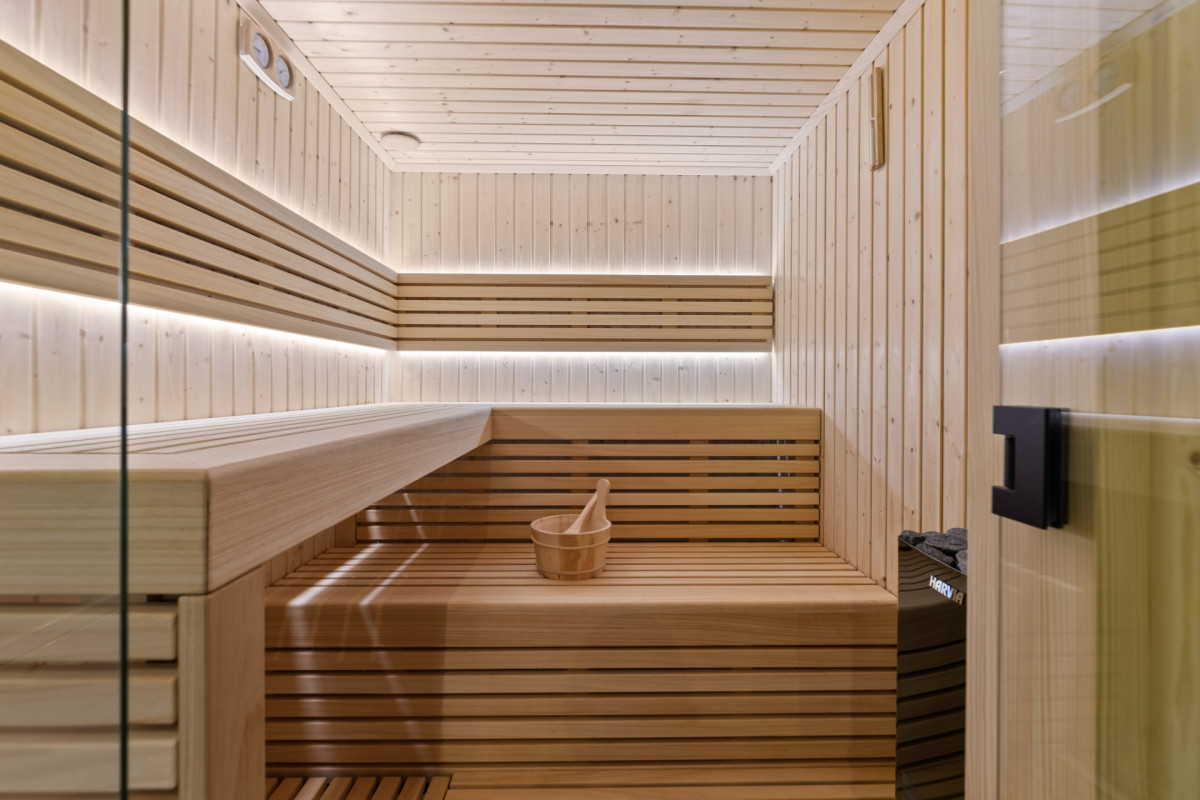 Erholsame Holzsauna im privaten Wellnessbereich der Villa Casa Calme.