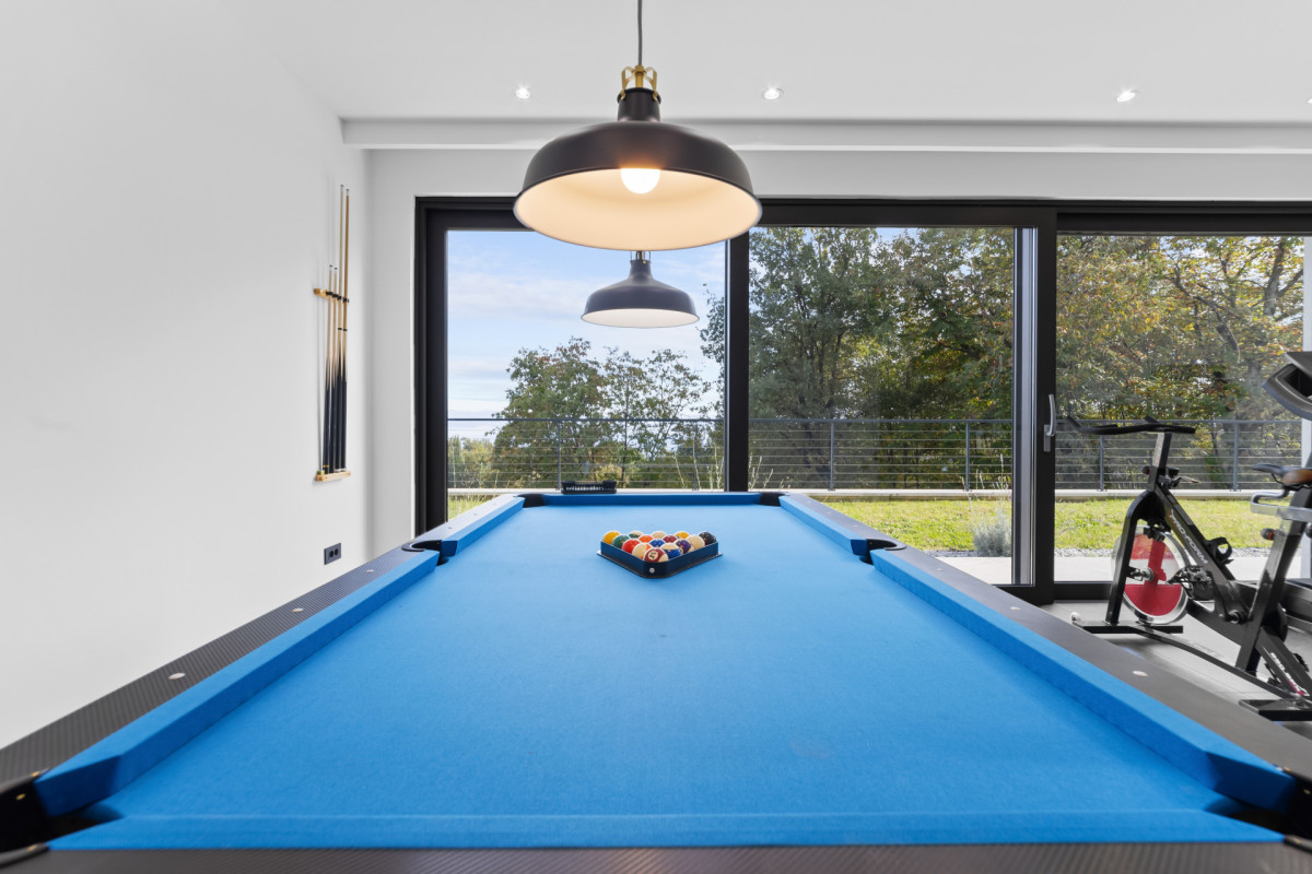 Privates Spielzimmer in der Villa Casa Calme mit einem Billardtisch und direktem Zugang zum Garten.